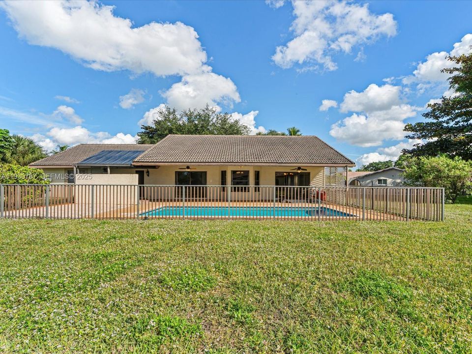 En Venta: $775,000 (4 camas, 2 baños, 2205 Pies cuadrados)