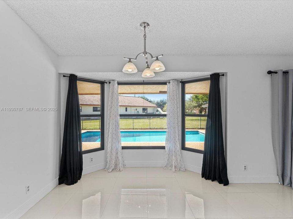 En Venta: $775,000 (4 camas, 2 baños, 2205 Pies cuadrados)