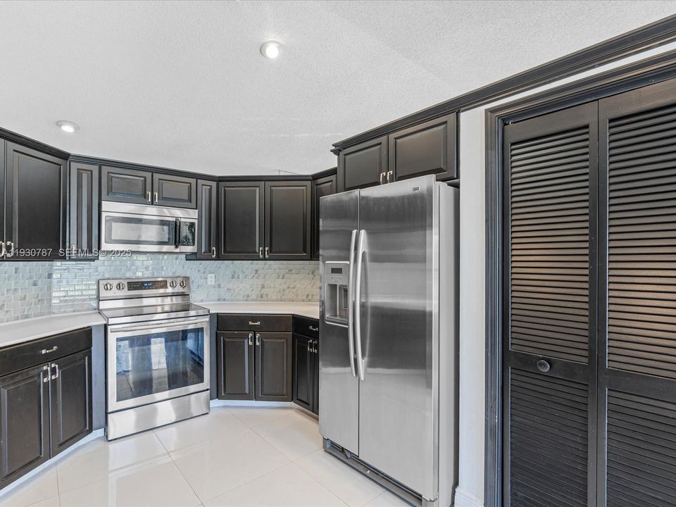 En Venta: $775,000 (4 camas, 2 baños, 2205 Pies cuadrados)