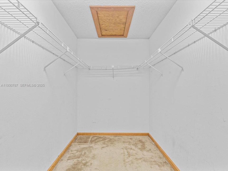 En Venta: $775,000 (4 camas, 2 baños, 2205 Pies cuadrados)