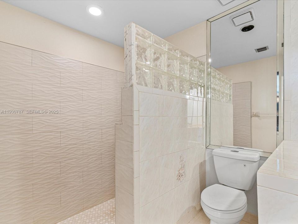 En Venta: $775,000 (4 camas, 2 baños, 2205 Pies cuadrados)