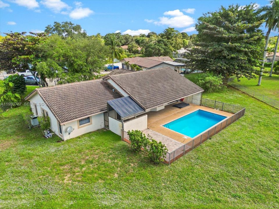 En Venta: $775,000 (4 camas, 2 baños, 2205 Pies cuadrados)