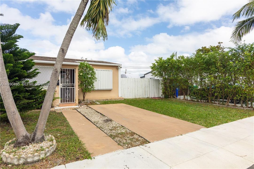 For Rent: $2,300 (2 beds, 1 baths, 1288 Square Feet)