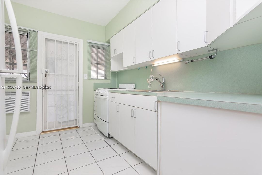 For Rent: $2,300 (2 beds, 1 baths, 1288 Square Feet)