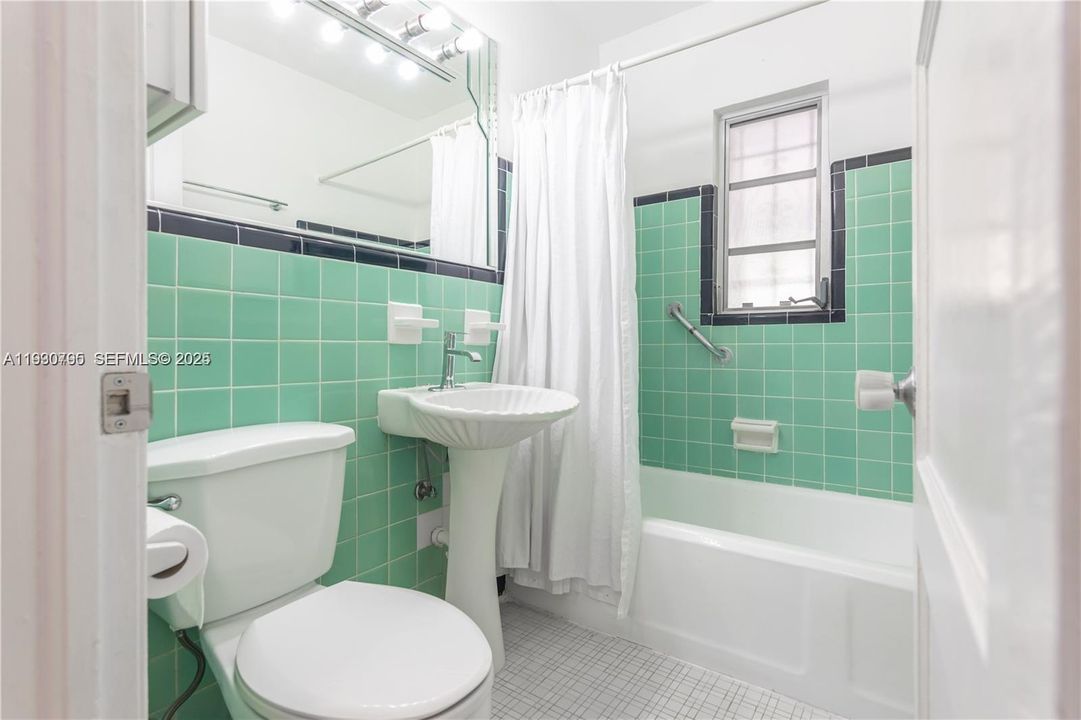 For Rent: $2,300 (2 beds, 1 baths, 1288 Square Feet)