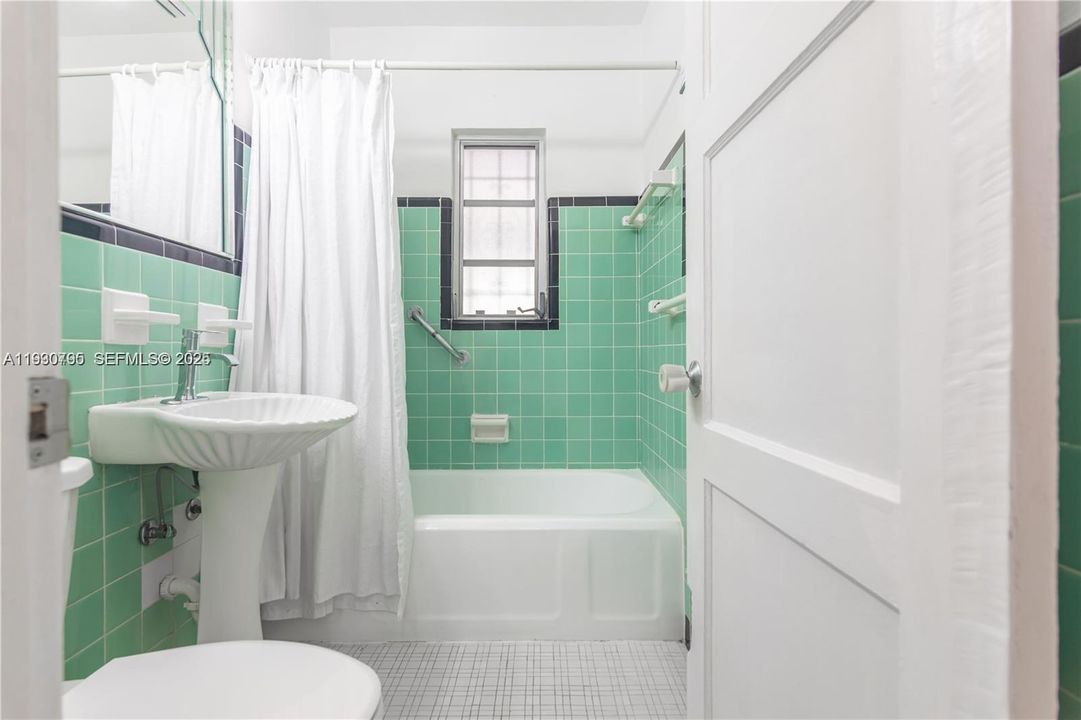 For Rent: $2,300 (2 beds, 1 baths, 1288 Square Feet)