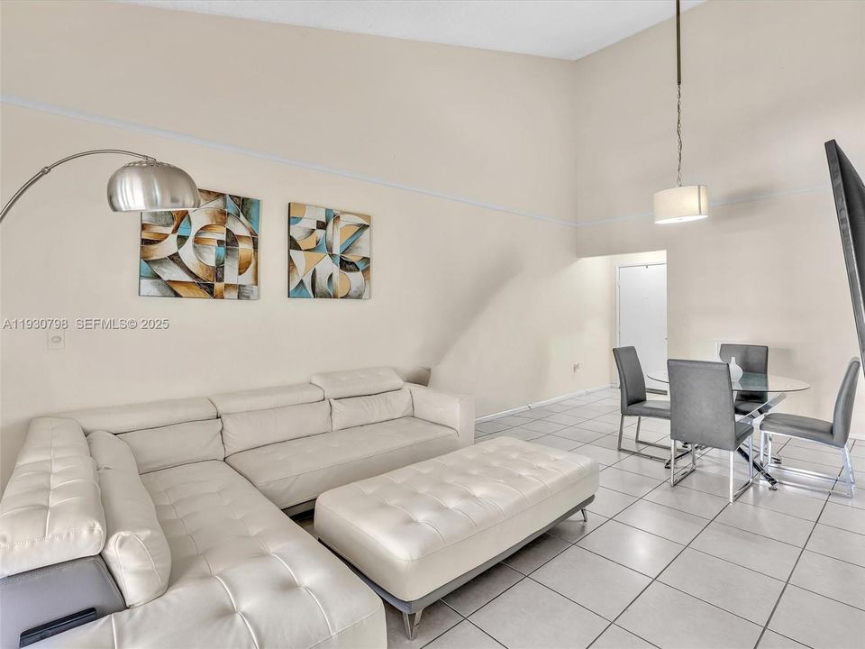 En Renta: $2,350 (2 camas, 2 baños, 1000 Pies cuadrados)