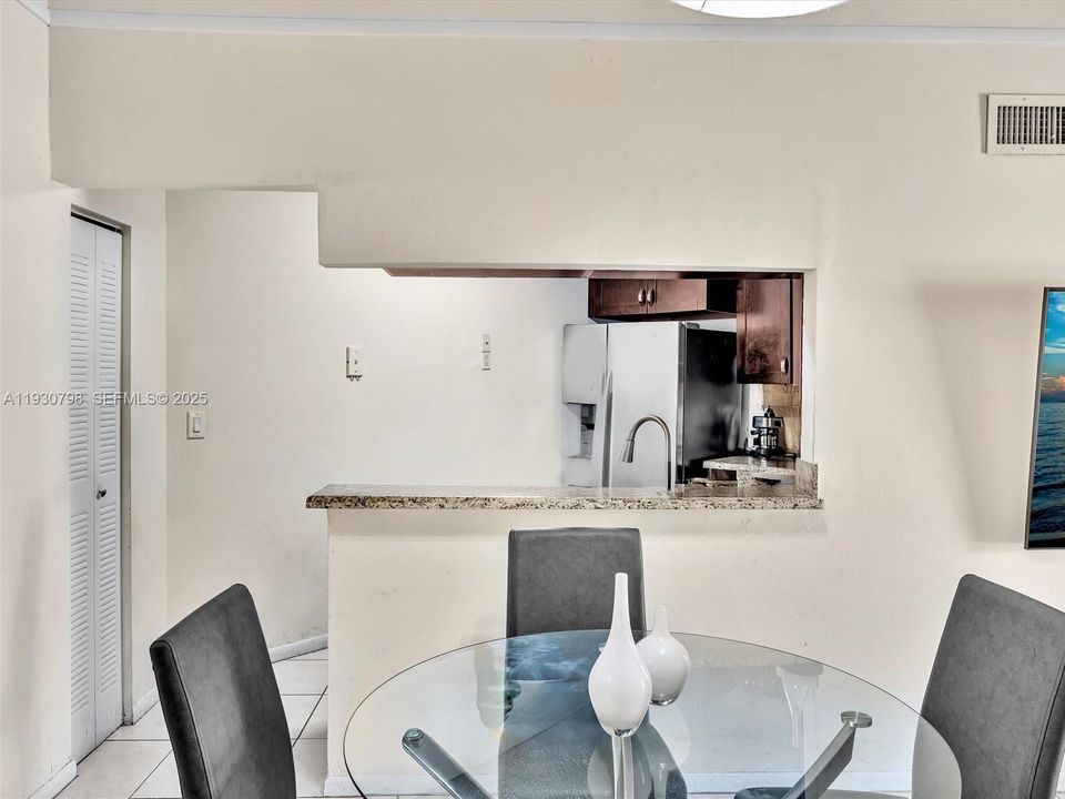 En Renta: $2,350 (2 camas, 2 baños, 1000 Pies cuadrados)