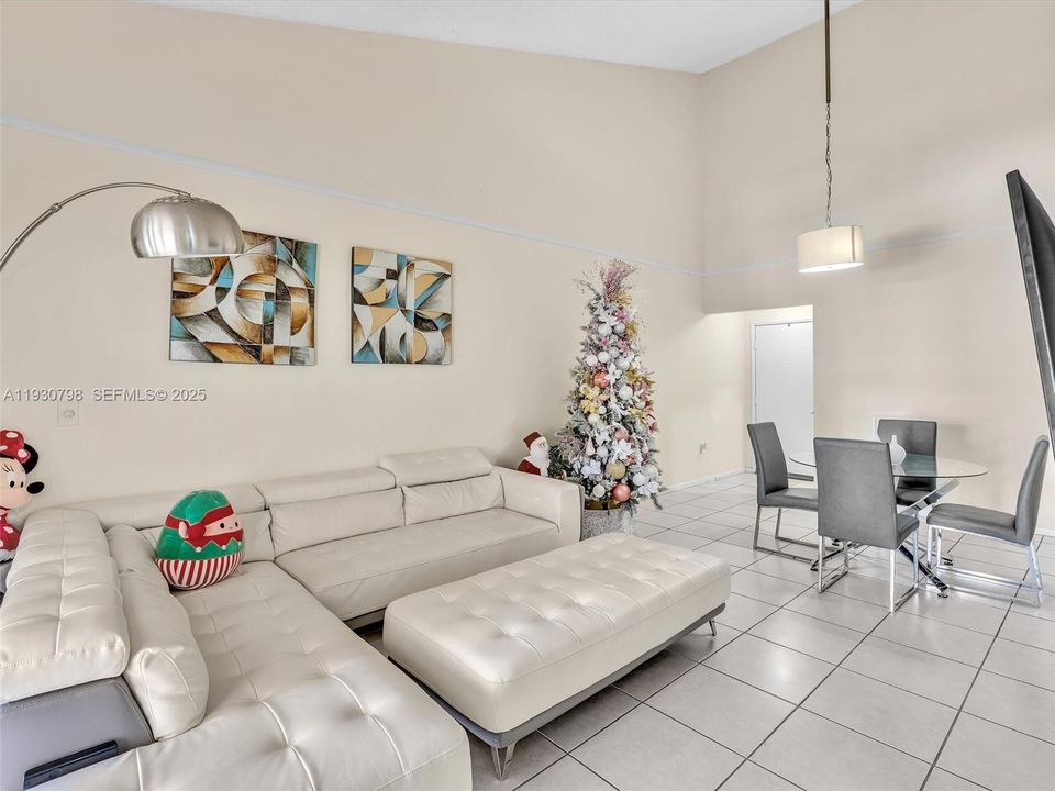 En Renta: $2,350 (2 camas, 2 baños, 1000 Pies cuadrados)