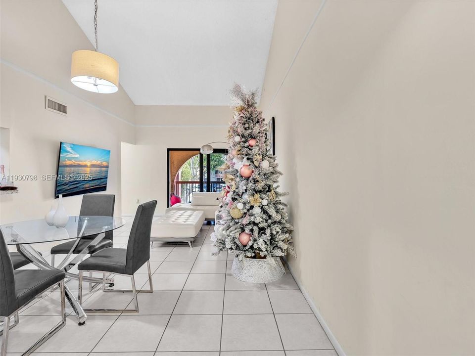 En Renta: $2,350 (2 camas, 2 baños, 1000 Pies cuadrados)