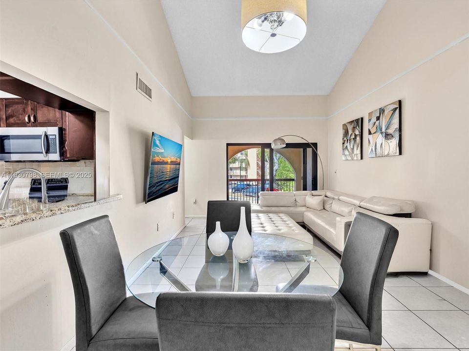 En Renta: $2,350 (2 camas, 2 baños, 1000 Pies cuadrados)