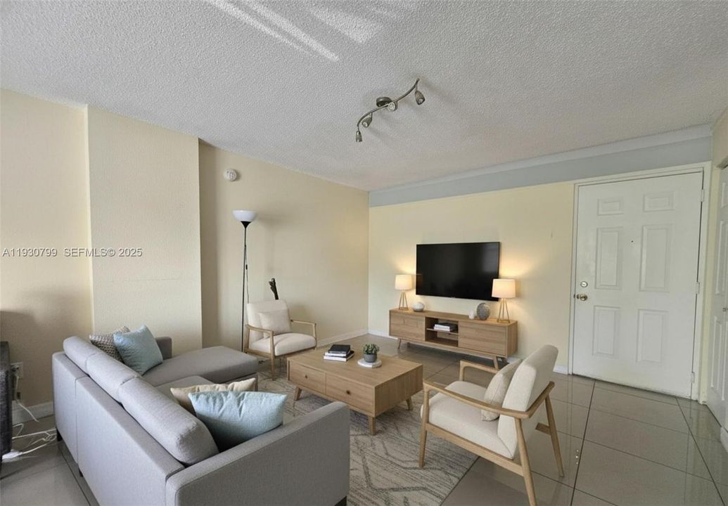 待售: $220,949 (1 贝兹, 1 浴室, 760 平方英尺)