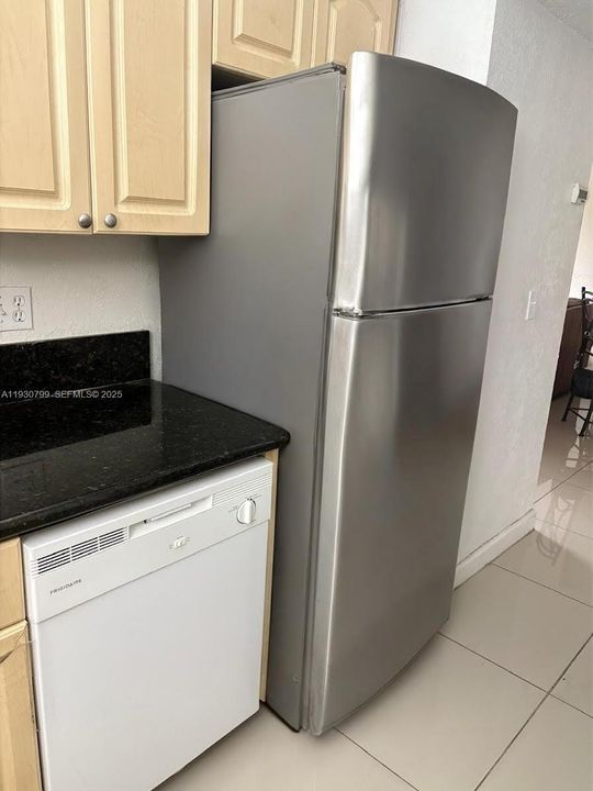 待售: $220,949 (1 贝兹, 1 浴室, 760 平方英尺)