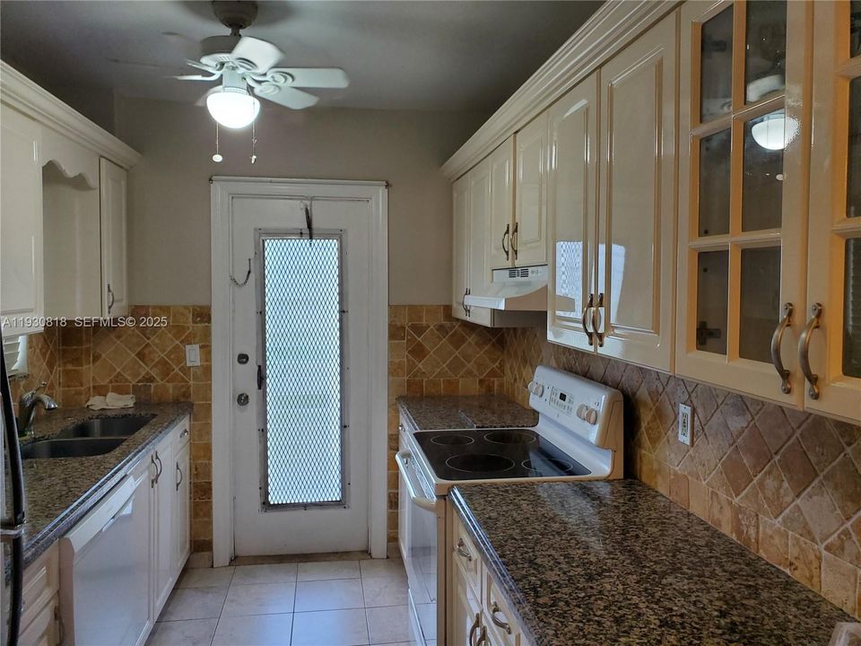 For Sale: $270,000 (2 beds, 2 baths, 940 Square Feet)