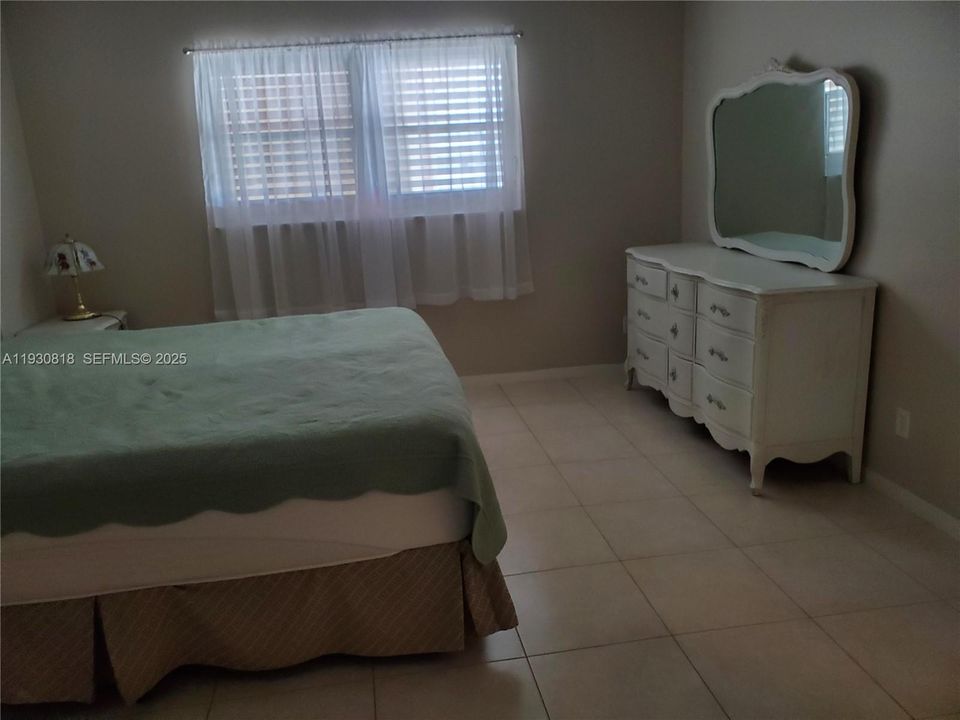 For Sale: $270,000 (2 beds, 2 baths, 940 Square Feet)