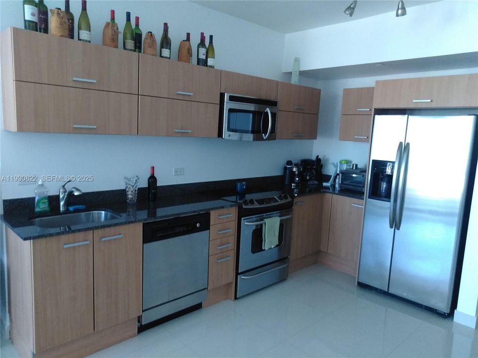 For Rent: $3,000 (1 beds, 1 baths, 768 Square Feet)