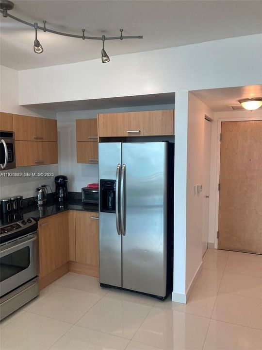 For Rent: $3,000 (1 beds, 1 baths, 768 Square Feet)