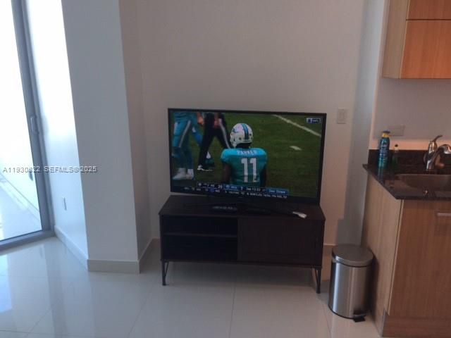 For Rent: $3,000 (1 beds, 1 baths, 768 Square Feet)