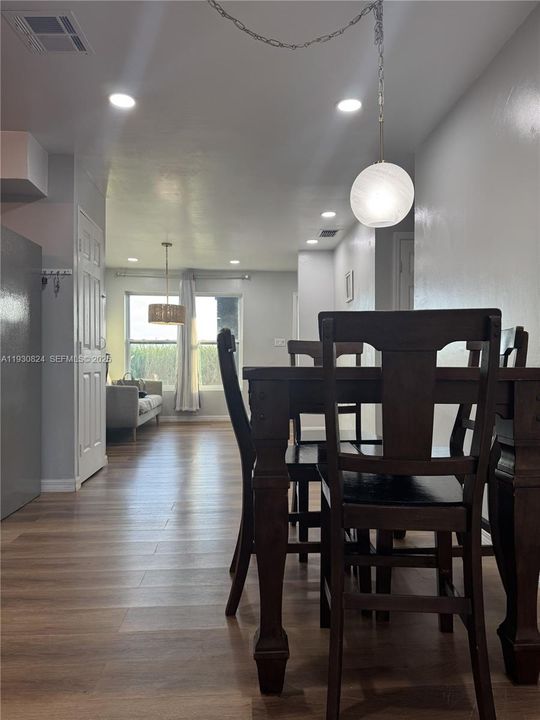 На продажу: $309,900 (3 спален, 2 ванн, 1282 Квадратных фут)