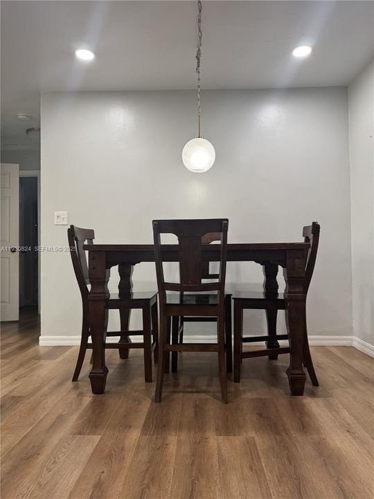 На продажу: $309,900 (3 спален, 2 ванн, 1282 Квадратных фут)