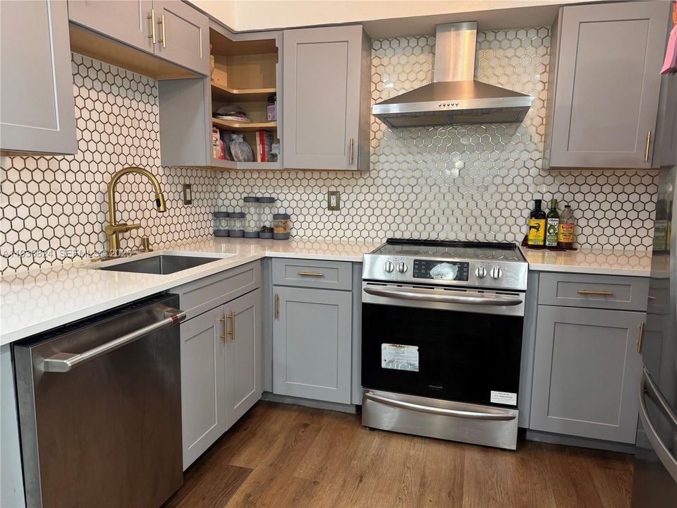 На продажу: $309,900 (3 спален, 2 ванн, 1282 Квадратных фут)