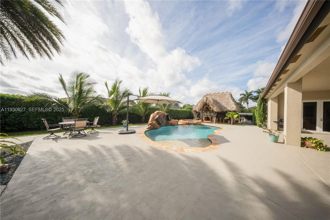 En Venta: $989,000 (4 camas, 3 baños, 2678 Pies cuadrados)