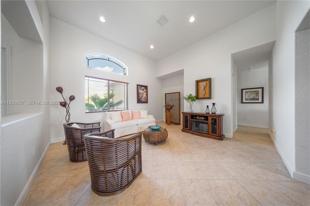 En Venta: $989,000 (4 camas, 3 baños, 2678 Pies cuadrados)