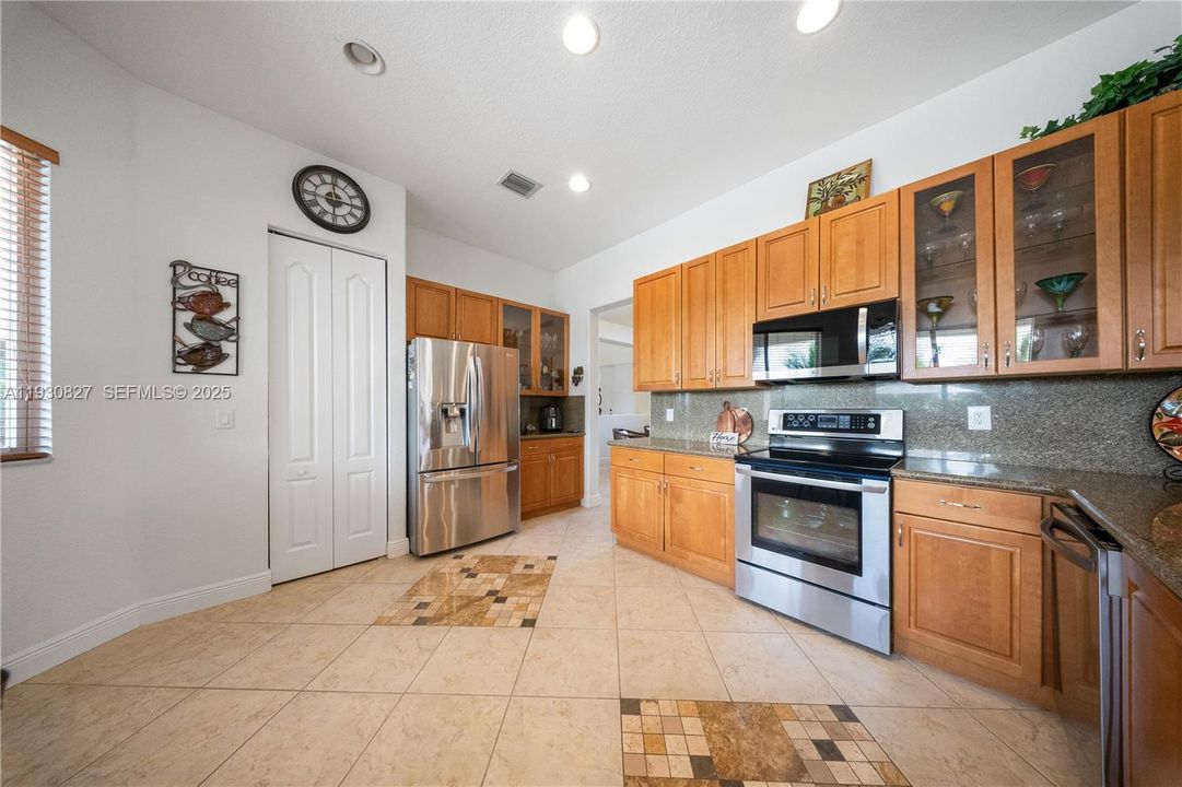 En Venta: $989,000 (4 camas, 3 baños, 2678 Pies cuadrados)