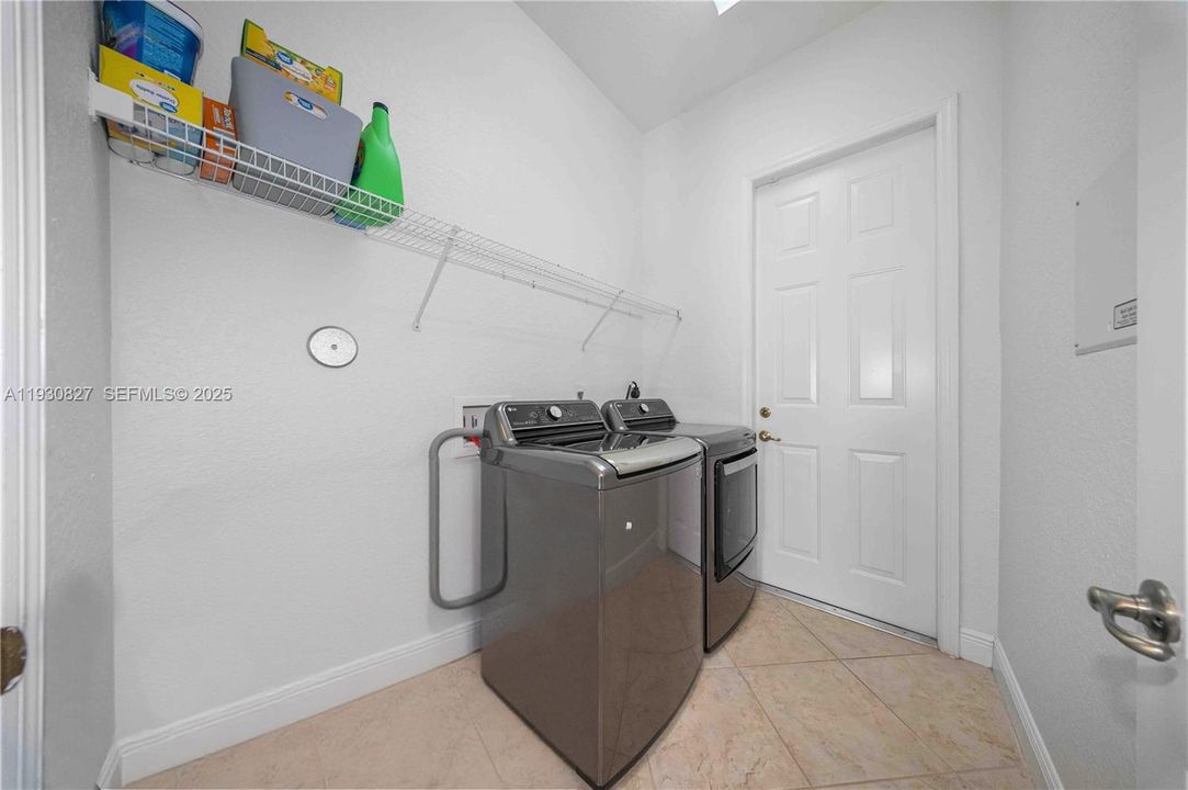 En Venta: $989,000 (4 camas, 3 baños, 2678 Pies cuadrados)