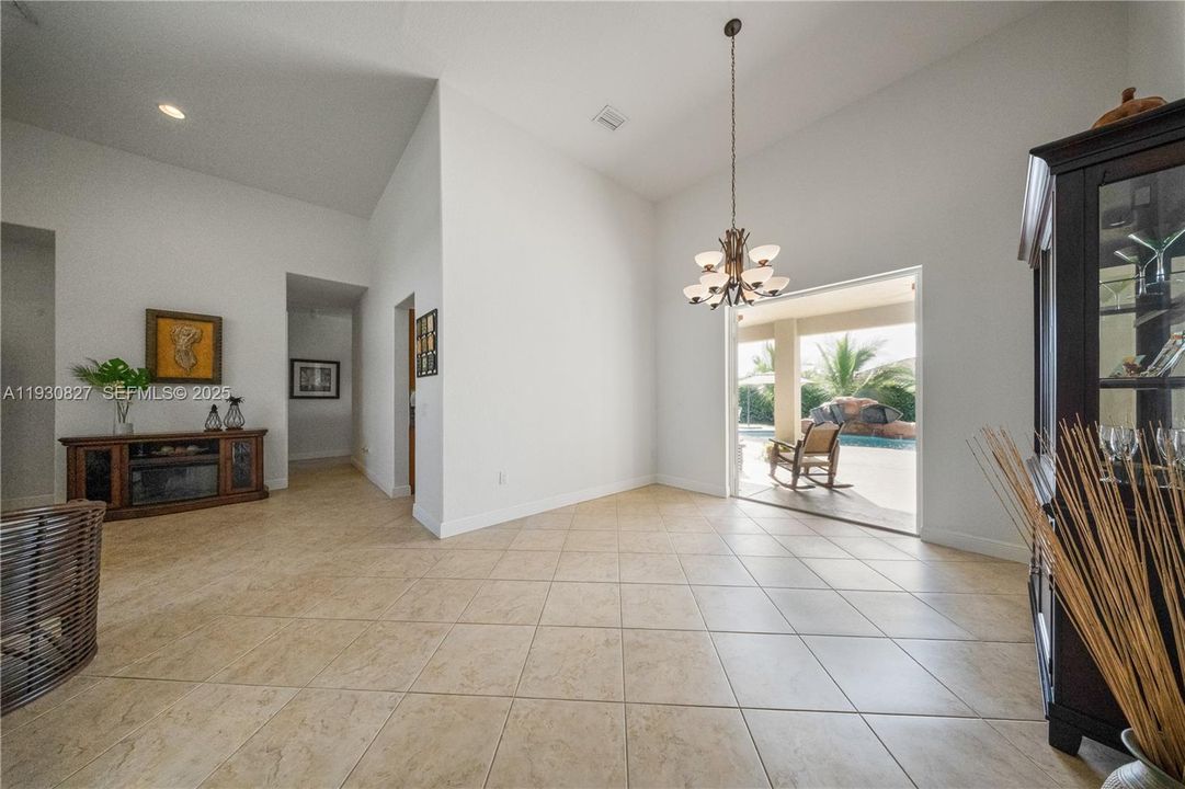 En Venta: $989,000 (4 camas, 3 baños, 2678 Pies cuadrados)