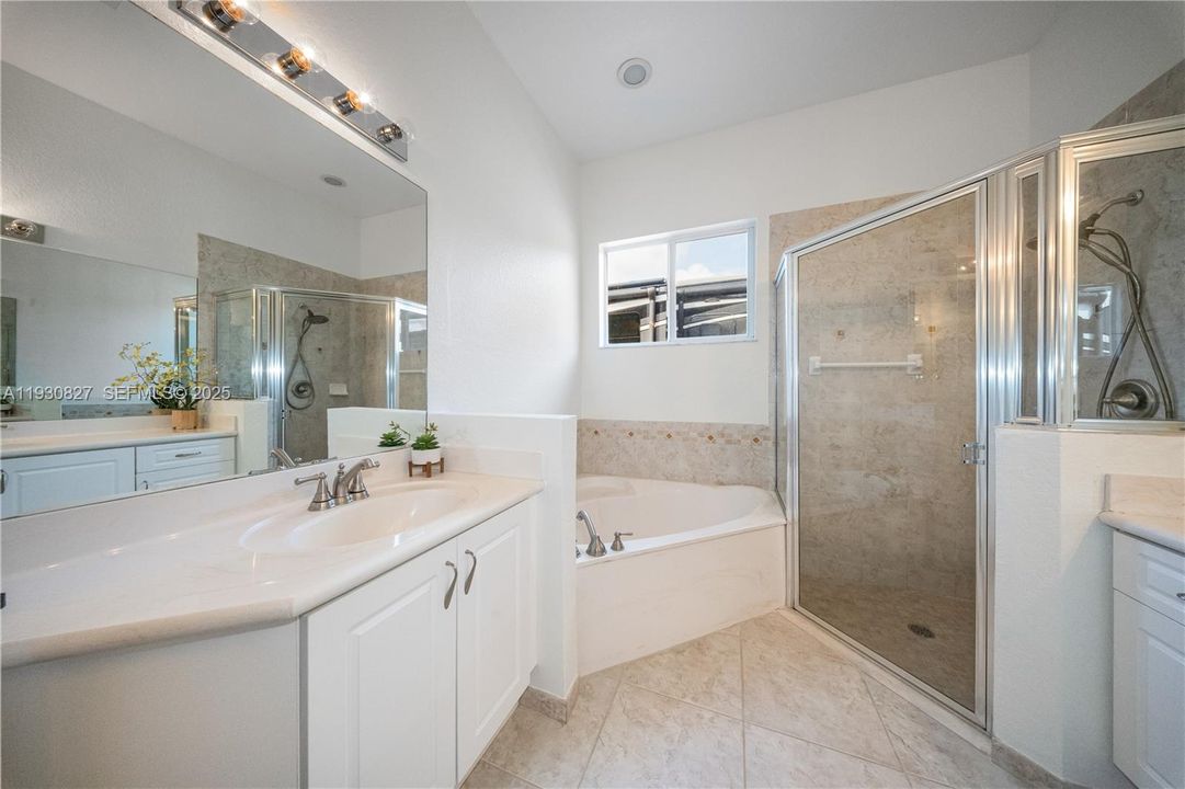 En Venta: $989,000 (4 camas, 3 baños, 2678 Pies cuadrados)