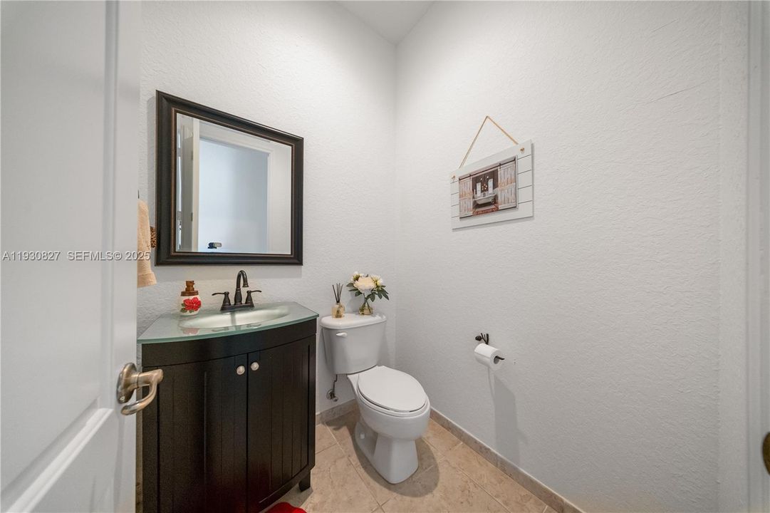 En Venta: $989,000 (4 camas, 3 baños, 2678 Pies cuadrados)