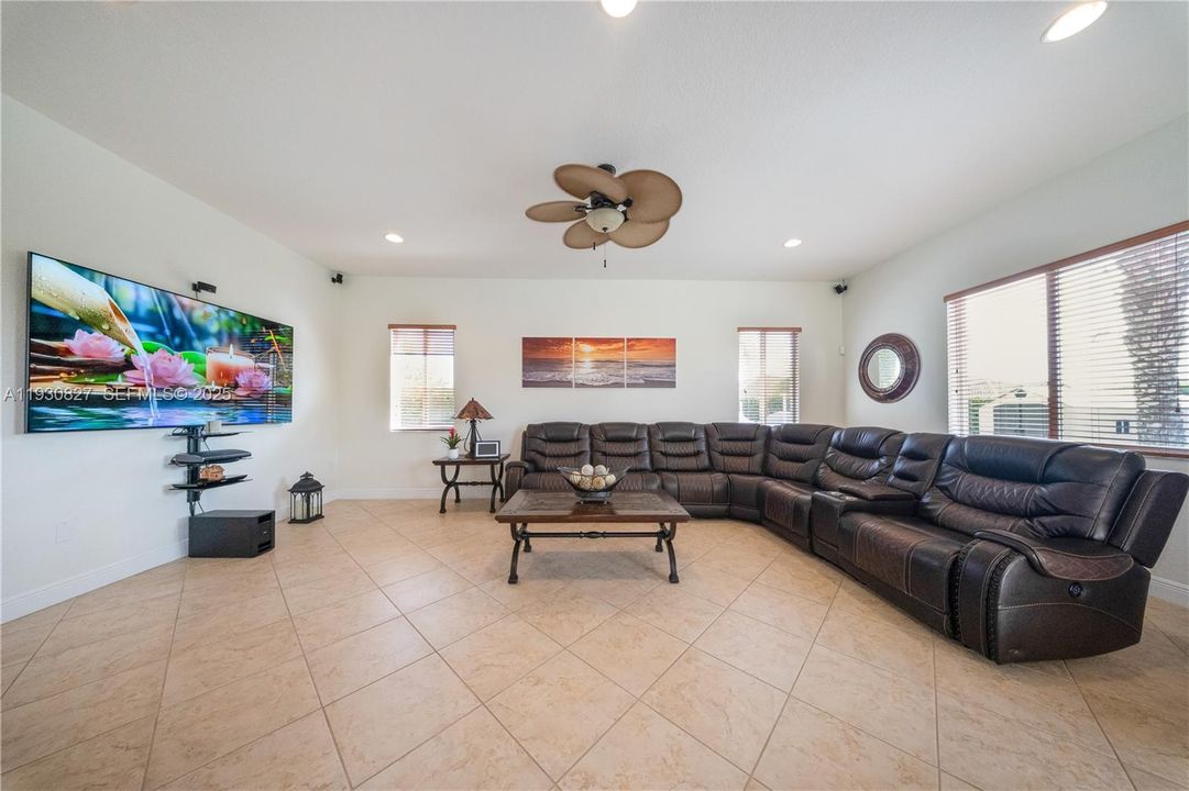 En Venta: $989,000 (4 camas, 3 baños, 2678 Pies cuadrados)