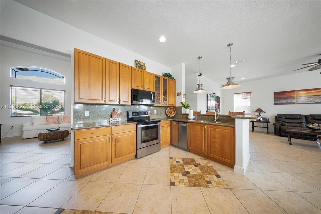 En Venta: $989,000 (4 camas, 3 baños, 2678 Pies cuadrados)