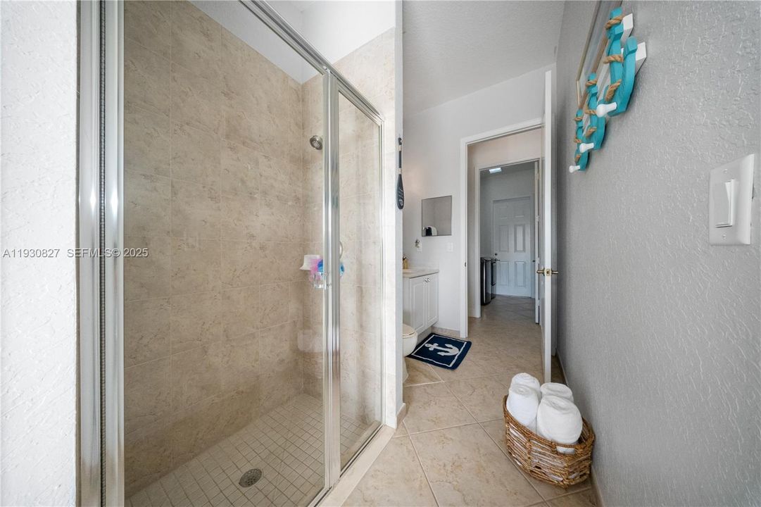 En Venta: $989,000 (4 camas, 3 baños, 2678 Pies cuadrados)