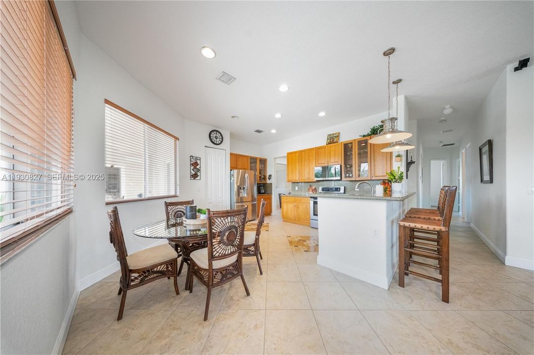 En Venta: $989,000 (4 camas, 3 baños, 2678 Pies cuadrados)