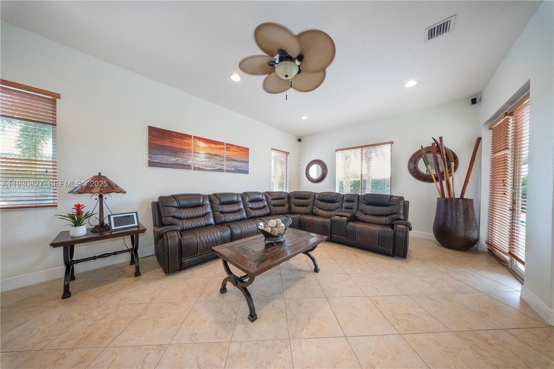 En Venta: $989,000 (4 camas, 3 baños, 2678 Pies cuadrados)