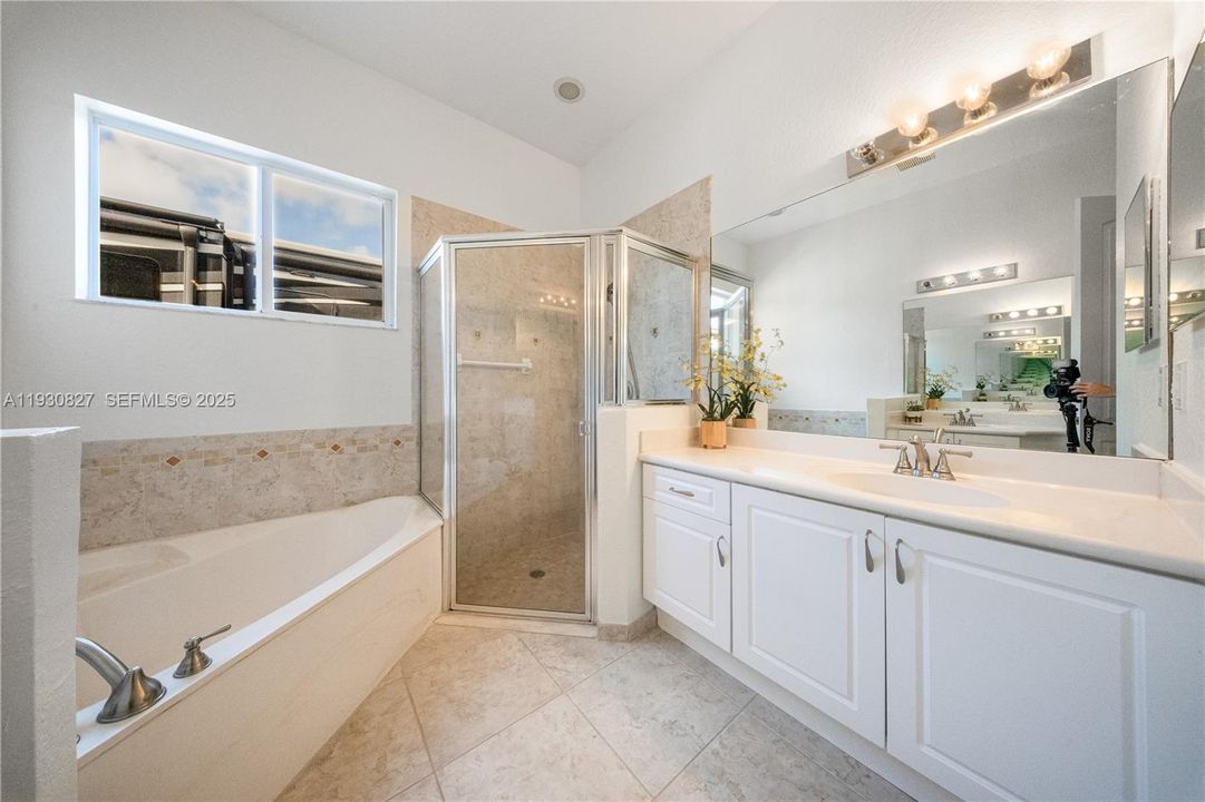 En Venta: $989,000 (4 camas, 3 baños, 2678 Pies cuadrados)