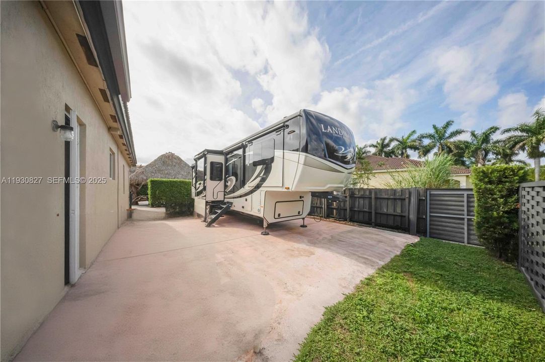 En Venta: $989,000 (4 camas, 3 baños, 2678 Pies cuadrados)