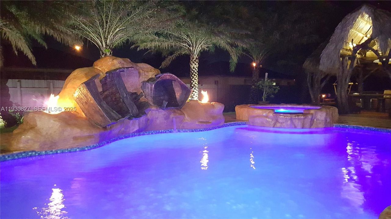 En Venta: $989,000 (4 camas, 3 baños, 2678 Pies cuadrados)