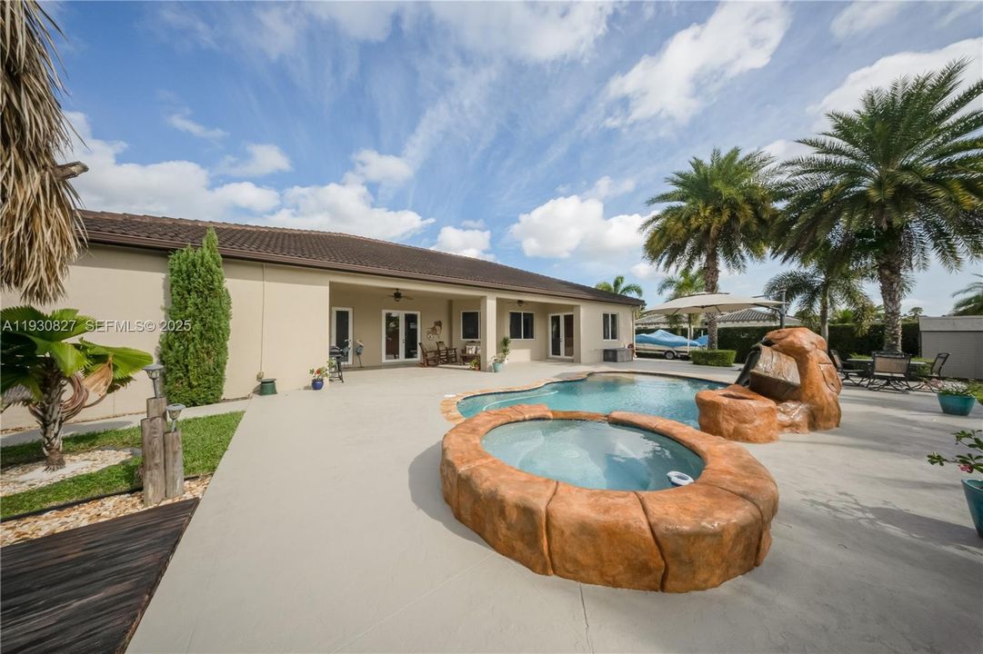 En Venta: $989,000 (4 camas, 3 baños, 2678 Pies cuadrados)