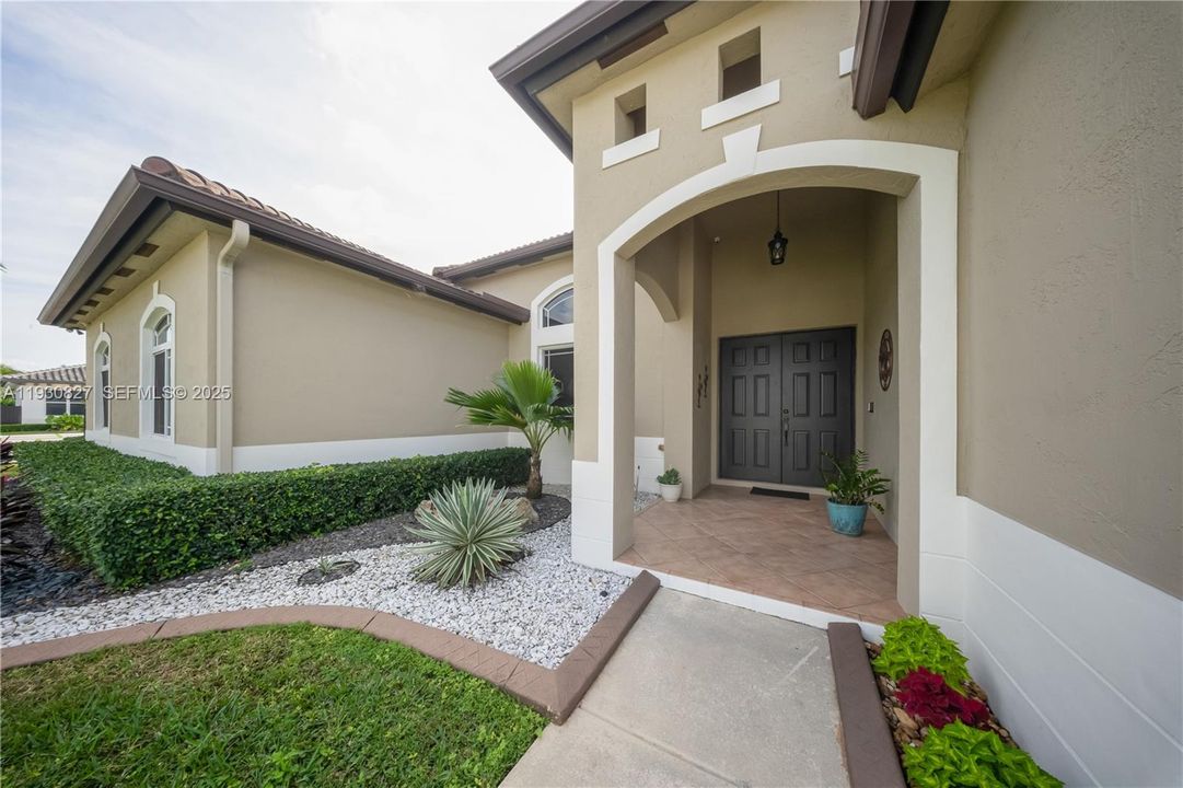 En Venta: $989,000 (4 camas, 3 baños, 2678 Pies cuadrados)