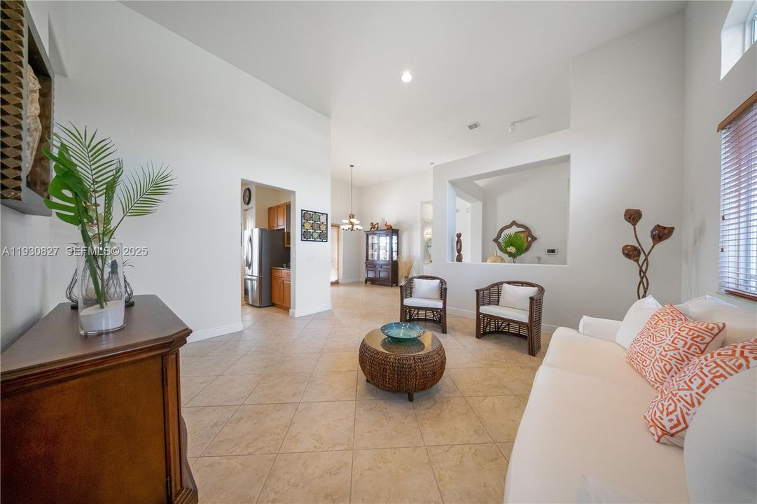 En Venta: $989,000 (4 camas, 3 baños, 2678 Pies cuadrados)