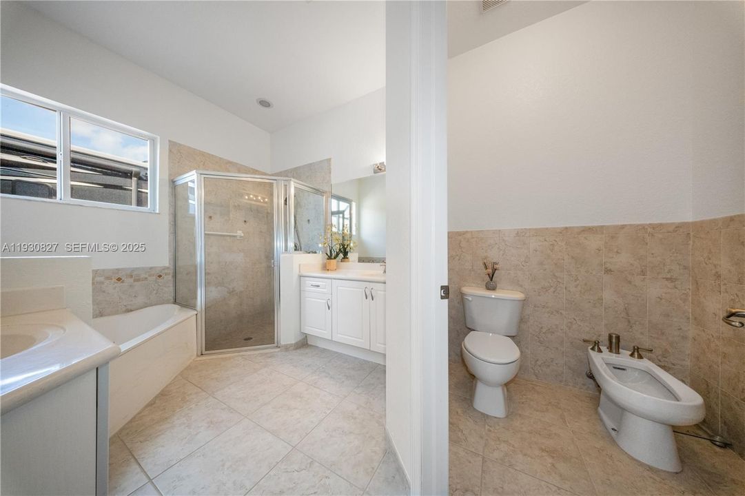 En Venta: $989,000 (4 camas, 3 baños, 2678 Pies cuadrados)