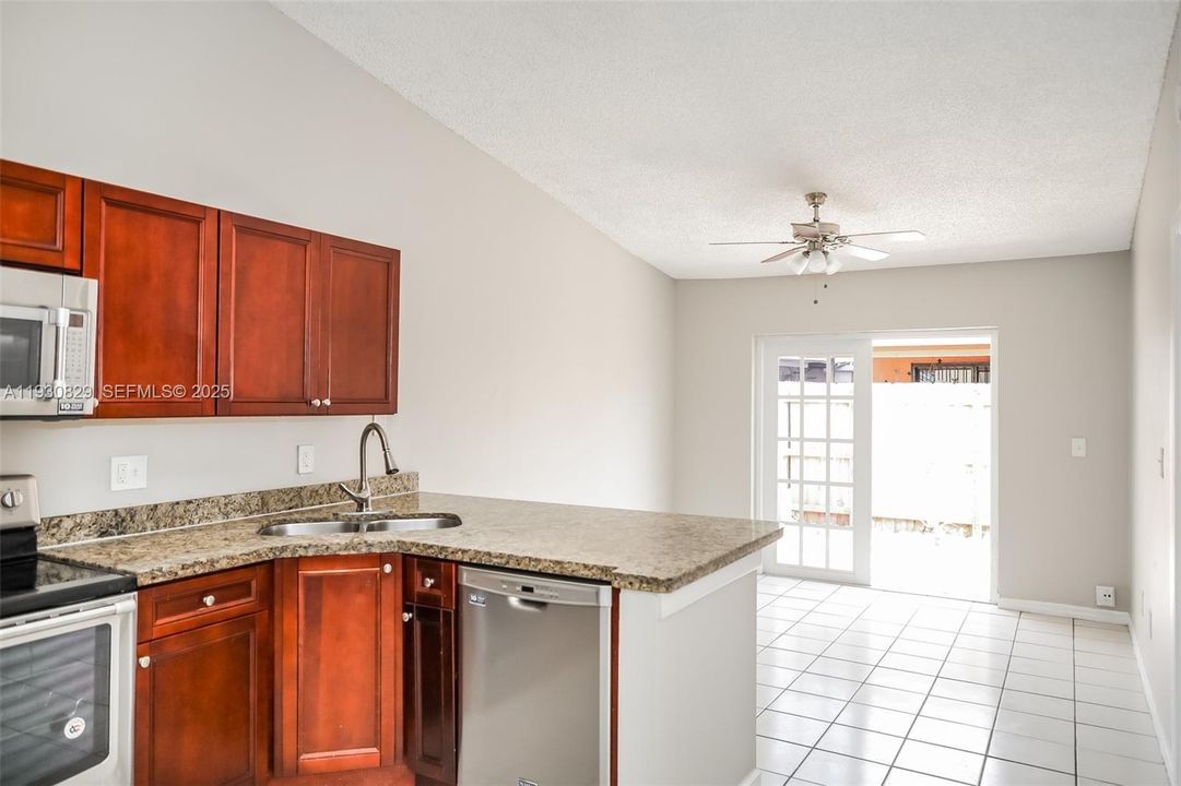 出租: $2,625 (3 贝兹, 2 浴室, 1125 平方英尺)