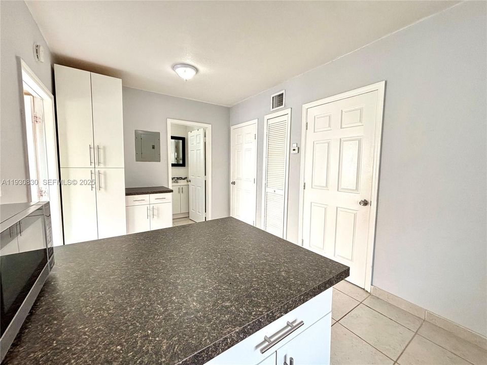 出租: $1,800 (1 贝兹, 1 浴室, 566 平方英尺)