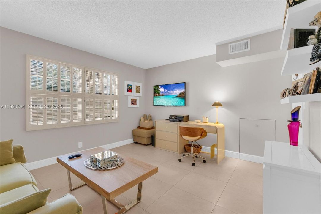 待售: $158,000 (2 贝兹, 2 浴室, 1156 平方英尺)