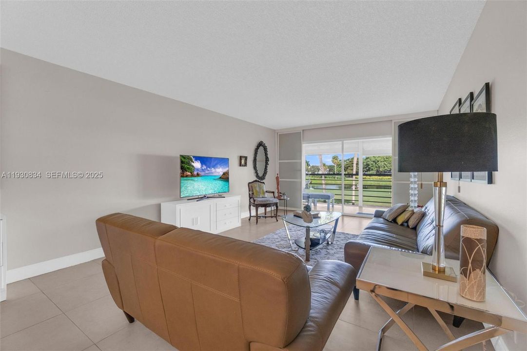 待售: $158,000 (2 贝兹, 2 浴室, 1156 平方英尺)