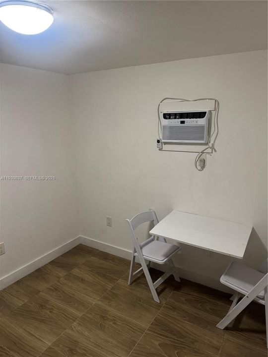 出租: $1,450 (1 贝兹, 1 浴室, 0 平方英尺)