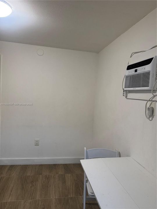 出租: $1,450 (1 贝兹, 1 浴室, 0 平方英尺)